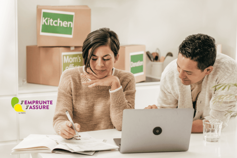 un couple travaillent sur une table