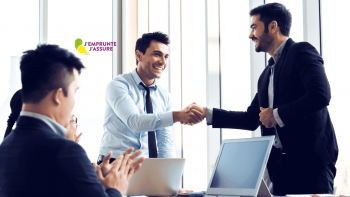 Deux professionnels du monde des affaires se saluent en se serrant la main.