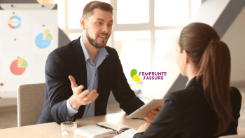 Assurance de prêt : Optimiser le Financement de votre Activité Un homme et une femme d'affaires qui discutent
