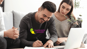 Assurance emprunteur : Faut-il choisir un contrat groupe ou une délégation d'assurance ? Assurance emprunteur : Faut-il choisir un contrat groupe ou une délégation d'assurance ? - Un homme signe un contrat d'assurance avec le sourire