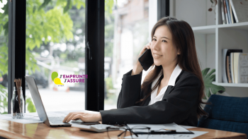 Assurance prêt pour vos projets professionnels Une femme est au téléphone avec un client