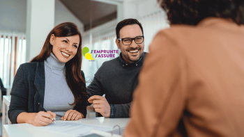 Un couple consulte un courtier en assurance