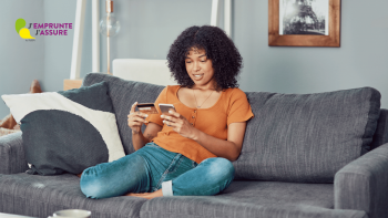 femme qui paye son assurance