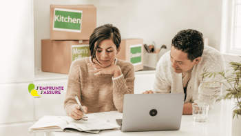 un couple travaillent sur une table