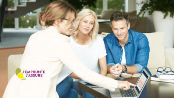 Assurance emprunteur : Pourquoi choisir la délégation d’assurance ? Assurance emprunteur : Pourquoi choisir la délégation d’assurance ? - Une conseillère en assurance explique à un à couple pourquoi changer d'assurance emprunteur