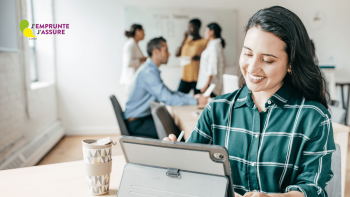 Freelance contente de son assurance