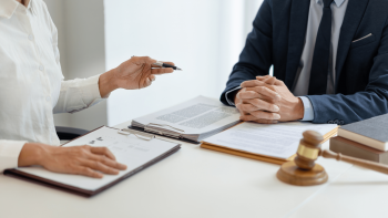 Image J'EMPRUNTE J'ASSURE - Loi Lemoine Image J'EMPRUNTE J'ASSURE - "Un bureau avec deux personnes en tenue professionnelle assissent à côté"