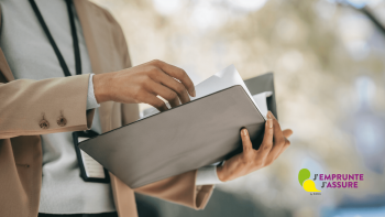 Le changement d’assurance emprunteur modifie-t-il le taux d’intérêt ? Le changement d’assurance emprunteur modifie-t-il le taux d’intérêt ? - Une femme avec un carnet de note