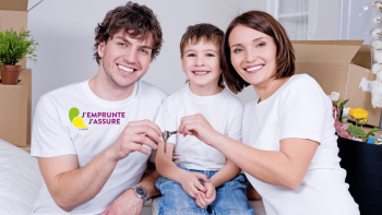 Un père, une mère et leur enfant forment une famille qui affiche un sourire radieux