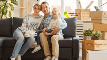 Une famille dans une maison pleine de cartons