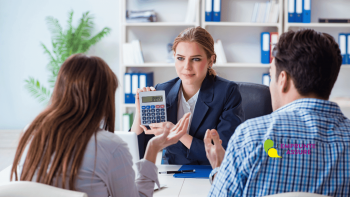 Comment le coût de l'assurance emprunteur affecte-t-il le taux d'usure ? Une courtiére en assurance explique à une couple l'impacte du taux d'usure sur l'assurance de prêt