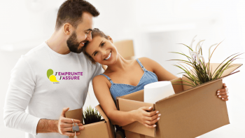 Assurance emprunteur pour une résidence secondaire Un couple partage un câlin chaleureux et complice, affichant de grands sourires sur leurs visages, exprimant ainsi leur amour et leur bonheur d'être ensemble.