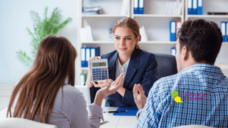 Une courtiére en assurance explique à une couple l'impacte du taux d'usure sur l'assurance de prêt